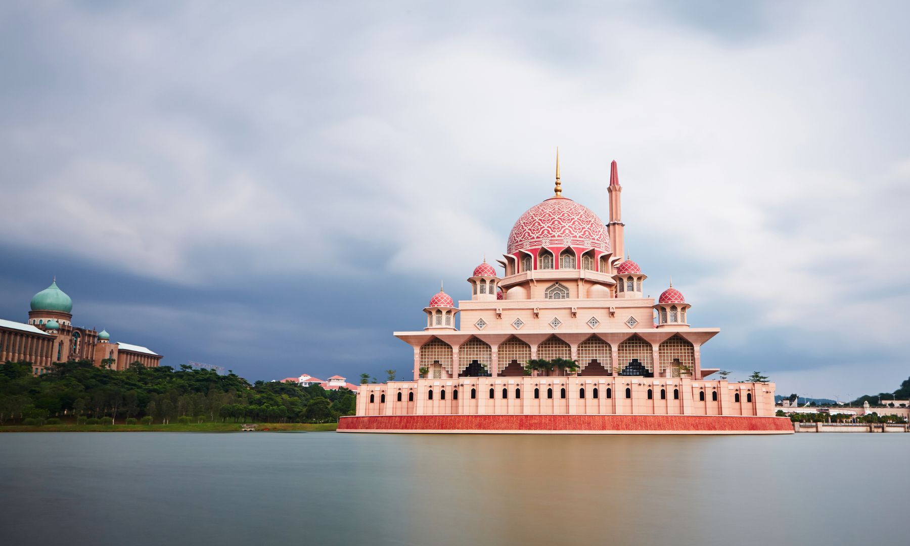 ピンクモスクを水上から一望！プトラジャヤクルーズ体験（約45分）